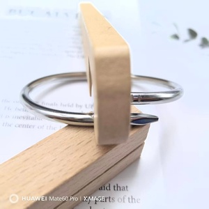 Bracciale a Chiodo Personalizzato in Acciaio Inossidabile Ipoallergenico, Gioielli di Lusso Leggero per Coppie, Stile Europeo e Americano - Product Image 3