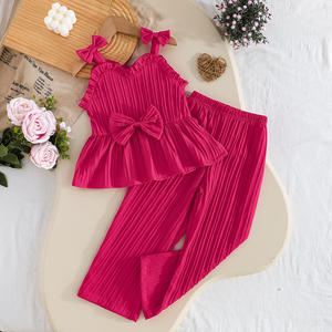 Set Estivo alla Moda per Ragazze, Top Rosa Acceso Traspirante con Balze e Decorazione a Farfalla, <span class=keywords><strong>Pantaloni</strong></span> Abbinati - Product Image 1