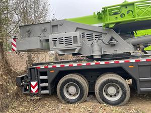 Grue sur camion Zoomlion ZTC500 50T d'occasion, conforme aux normes EPA, pour travaux de levage lourds sur site - Product Image 5