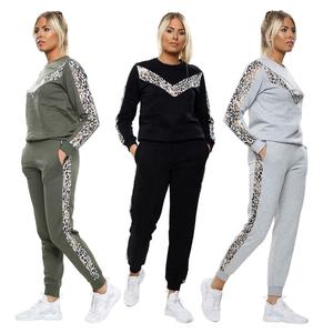 PIHA SPORTS Conjunto de chándal de poliéster/algodón con estampado personalizado para mujer, sudadera con capucha de manga larga a rayas y pantalones, trajes deportivos 2 en 1, 2 piezas - Product Image 1