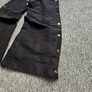 Pantalon de survêtement décontracté noir en polyester avec broderie 3D personnalisée de haute qualité, boutons latéraux, pantalon en nylon pour hommes - Product Image 3
