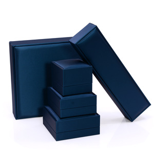 Hộp nhẫn góc vuông nhỏ, hộp đựng mặt dây chuyền/vòng cổ/vòng tay bằng nhung, in logo tùy chỉnh - Product Image 4
