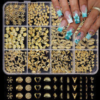 Kit de 12 compartiments de breloques et décorations pour ongles en métal, assortiment Y2K, comprenant étoiles, lunes dorées, coquillages, mini-perles à cadre creux et clous à ongles en alliage