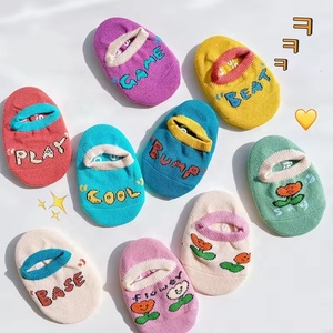 Vente en gros Chaussettes de bateau drôles et mignonnes avec poignées Chaussettes invisibles antidérapantes en coton pour bébés et tout-petits - Product Image 1