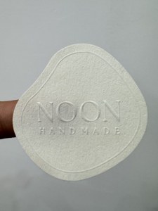 Etiquetas de Embalaje con Impresión de Logotipo Personalizado de Fábrica, MOQ Bajo, Etiquetas de Papel Texturizado <span class=keywords><strong>3D</strong></span> Simples de Alta Calidad - Product Image 1