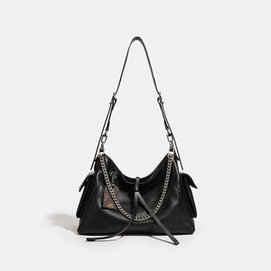 Grand sac hobo en cuir souple noir <span class=keywords><strong>avec</strong></span> chaîne argentée, sac à bandoulière rétro <span class=keywords><strong>avec</strong></span> poches latérales, sac minimaliste 2026 - Product Image 1
