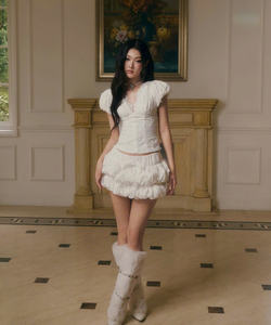 Ensemble haut à manches bouffantes brodé et mini-jupe à volants avec détail nœud, idéal pour un look mignon ou romantique - Product Image 3