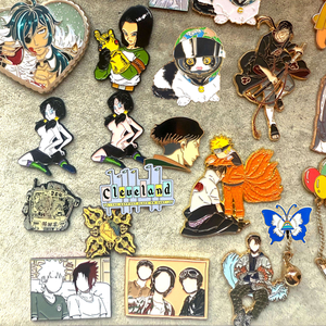 Fournisseur en gros d'épingles, broches en métal, badges Kpop, anime, paillettes, perles, épingles à revers, épingles en émail personnalisées, douces et dures - Product Image 1