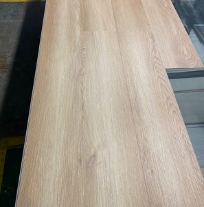 Suelo Vinílico de PVC con Núcleo de WPC de Lujo Premium, Revestimiento de Espuma, Absorción Acústica Superior, Tablas con Textura de Madera para Hoteles de Lujo - Product Image 5