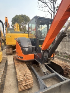 Mini-excavatrice sur chenilles Hitachi ZX55 d'occasion, d'origine japonaise, pour travaux de terrassement de petite envergure. - Product Image 4