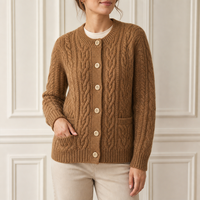 Cardigan en tricot torsadé épais personnalisé pour femme, col rond, marron camel, poches plaquées, manches longues, vente en gros d'usine OEM ODM
