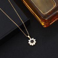 Collier pendentif chaîne croisée avec projection flocon de neige doré et motif dessin animé