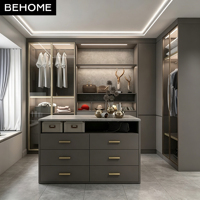 Dressing sur mesure de luxe avec portes vitrées, îlot central et commode pour projet de mobilier de chambre de villa, hôtel, appartement