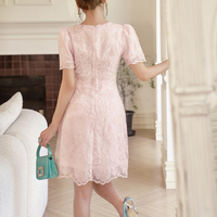 Robe de mariée ZYHT 45314 rose douce en dentelle florale unie, coupe trapèze, mini-robe avec manches courtes bouffantes et ceinture ornée de cristaux