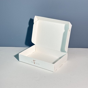 Caja <span class=keywords><strong>de</strong></span> Cartón Blanca Minimalista Premium para Envíos, con Textura <span class=keywords><strong>de</strong></span> Lino y Detalles en Dorado, para Empaque <span class=keywords><strong>de</strong></span> Regalos <span class=keywords><strong>de</strong></span> Comida <span class=keywords><strong>de</strong></span> Alta Gama - Product Image 4