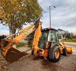 Retroexcavadora de doble propósito con brazo de elevación robusto para carga pesada, ligera pero con gran capacidad de trabajo. - Product Image 5