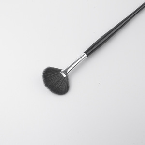 Brocha de maquillaje con mango de madera para principiantes, cerdas suaves, brocha en forma de abanico, fina y ligera, para polvos residuales. - Product Image 3