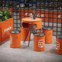 Ensemble de mobilier de bar commercial tendance : table et chaises en forme de fût d'huile, tabourets de rangement, style industriel en fer, pour extérieur