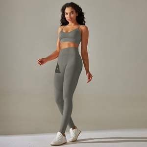 Completo Sportivo Estivo da Donna per Yoga e Fitness: Top e Pantaloncini Senza Cuciture con Schiena Scoperta - Product Image 3
