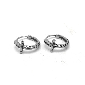 Pendientes de aro unisex yunnique con forma de espada, acero inoxidable 316, cierre rápido, joyería de moda - Product Image 1
