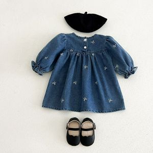 Abito in denim di puro cotone in stile coreano per la primavera e l'autunno, con ricamo a fiocco, per bambine, gonna carina e alla moda. - Product Image 2