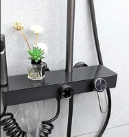 Ensemble de douche complet pour usage domestique et hôtelier, avec chauffe-eau, pommeau de douche en cuivre apparent et fonction bulle