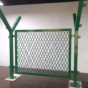 Clôture en treillis métallique soudé à fil barbelé rasoir, anti-escalade, en métal, <span class=keywords><strong>pour</strong></span> prison, avec revêtement <span class=keywords><strong>PVC</strong></span>, panneau de clôture en treillis métallique à fil barbelé rasoir - Product Image 3