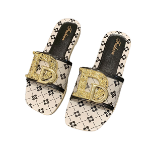 Sandales plates élégantes pour femmes à bout pointu avec semelle intérieure en PVC, boucle métallique pour l'été et la plage, vente en gros de chaussures pour femmes - Product Image 1