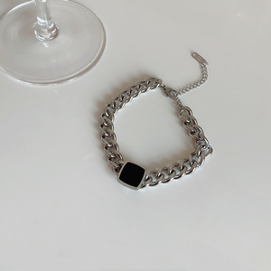ZGBROTHERS N163 Pulsera de Moda con Colgante Cuadrado Pequeño Negro, Carcasa de Acero Inoxidable Dorada Multiusos, Estilo Hip-hop Punk - Product Image 3