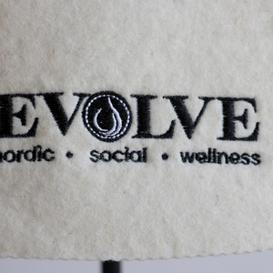 Un Gorro de Sauna de Lana Pura que Transforma el Ritual con una Sola Gota de Agua y la Tranquilidad del Diseño Nórdico - Product Image 6