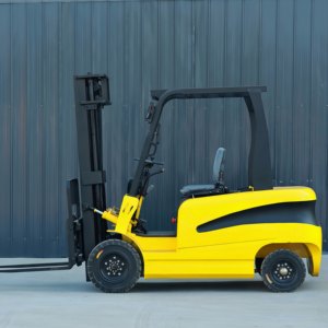 Vente flash : Chariot élévateur électrique à quatre roues de 2 tonnes, conduite assise, pour l'industrie de la vente au détail, chargement et déchargement de marchandises, ateliers de réparation - Product Image 6