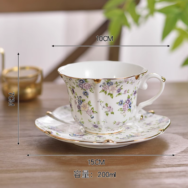 Petite tasse florale et soucoupe avec cuillère à café