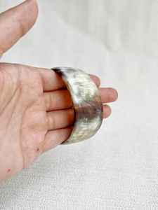 Bracelets authentiques en corne de buffle, artisanat naturel, bijoux faits à la main, conçus pour les femmes recherchant des accessoires durables - Product Image 5