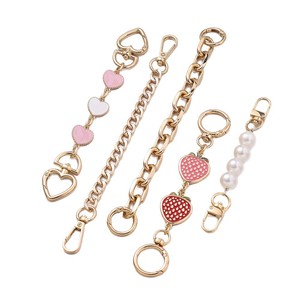Colgante de cadena de aleación con diseño de fresa y corazón, accesorio de joyería DIY, colgante decorativo de moda para bolso de mano - Product Image 5