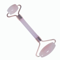 Rouleau de massage facial à double tête en quartz rose naturel avec manche en résine à pois blancs
