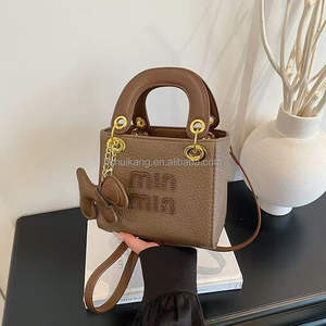 Sac à main pour femmes, motif chaîne, accessoire de luxe tendance, fermeture éclair, bandoulière unique, doublure en polyester, imperméable - Product Image 4