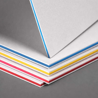 Cartes de visite professionnelles 700g en carton noir avec cœur coloré, bords colorés personnalisés, gaufrage à chaud blanc, rouge, bleu, vert, orange