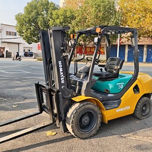 Montacargas Komatsu FD30 de 3 Toneladas, Marca Japonesa, Montacargas Komatsu Usado de Segunda Mano de 3 Toneladas en Venta - Product Image 2