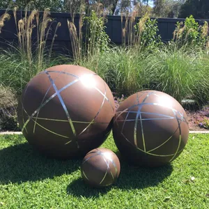 Escultura de esfera de oxidación artística de jardín de metal personalizada al aire libre