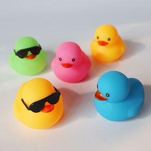 Xj458 Mini canard flottant en caoutchouc personnalisé avec logo et forme, jouet de bain sonore pour enfant, cadeau promotionnel, vente en gros - Product Image 4