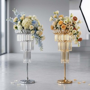 Support à fleurs de mariage en métal doré de luxe, centre de table en forme de lustre à 3 niveaux avec pendentifs en cristal acrylique pour la décoration d'événements et de fêtes - Product Image 1