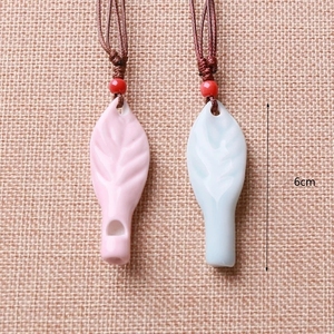 Collar con colgante musical de cerámica con forma de hoja en relieve y un solo orificio para niños - Product Image 2