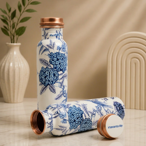 Botella de Agua de Cobre con Estampado Floral Blanco y Azul, Diseño Botánico Vintage Elegante, Hecha a Mano, Cobre Puro, Salud Ayurvédica - Product Image 1