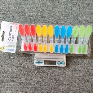 YINXIN Pinces à <span class=keywords><strong>linge</strong></span> transparentes en plastique TPR antidérapantes et coupe-vent pour sécher les chaussettes, les vêtements matelassés, les sous-vêtements, les pantalons - 12 par paquet - Product Image 4