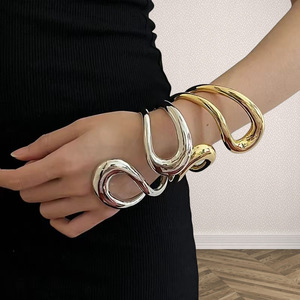 Bracelet jonc ouvert en or 18 carats, nouveau modèle 2024, vente chaude, géométrique, métallique, lisse, à ressort, simple, grand - Product Image 4