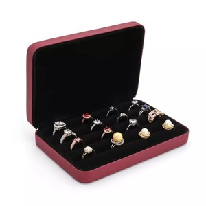 Custodia Premium in Pelle per Anelli in 4 Colori: Scegli tra Stile Quadrato o Rettangolare con Scomparti in Velluto per Conservare Più Anelli. - Product Image 1