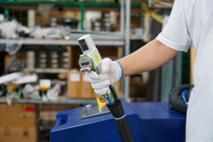 Nettoyeur laser continu à grande vitesse 1500W de 300mm de large pour l'élimination de la peinture antirouille du châssis/cadre du camion - Product Image 5