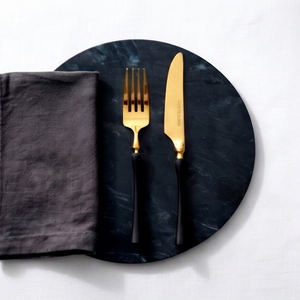 Ensemble de couverts de luxe Noir Or bicolore, manche noir mat, tête en acier inoxydable plaqué or PVD, idéal pour hôtel, restaurant et réceptions - Product Image 1