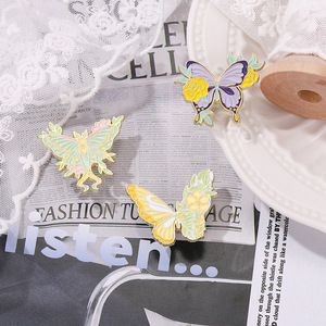 Pins de Solapa de Metal Esmaltado con Purpurina Personalizados al por Mayor de Alta Calidad, Lindos Pins de Solapa de Animales y Mariposas - Product Image 5