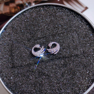 Joyería de moda KYED0446 Pendientes de circón 3A con forma de alas chapadas en platino para mujer - Product Image 3